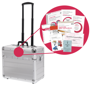 Unser Startkoffer (vorgeschnürtes Schulungspaket) ist im Vergleich zur Summe der Einzelpreise um 50,– € reduziert, und Sie bekommen hier einen hochwertigen Alu-Pilotenkoffer gratis dazu.
